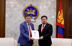 Монгол Улсын Ерөнхийлөгчийн “Монгол Улсын Үндсэн хуулийн цэцийн гишүүнээр томилуулах тухай” 13, 14 дүгээр захирамжийг хүргүүлэв