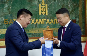 БАТЛАН ХАМГААЛАХЫН САЙДЫН АЛБАА Д.БАТЛУТ САЙДДАА ХҮЛЭЭЛГЭН ӨГЛӨӨ