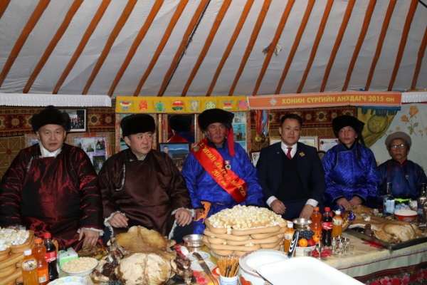 “Монгол Улсын аварга малчин” Ц.Доржсүрэнд шагналыг нь гардууллаа