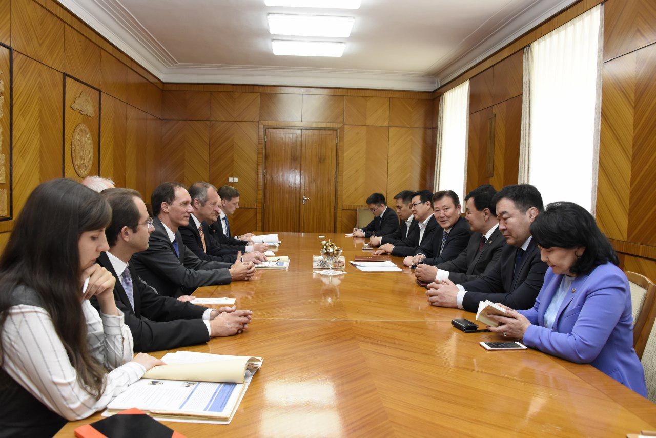 “Ажилсаг Монгол” хөтөлбөрийн талаар ХБНГУ-ын парламентын төлөөлөгчидтэй санал солилцов