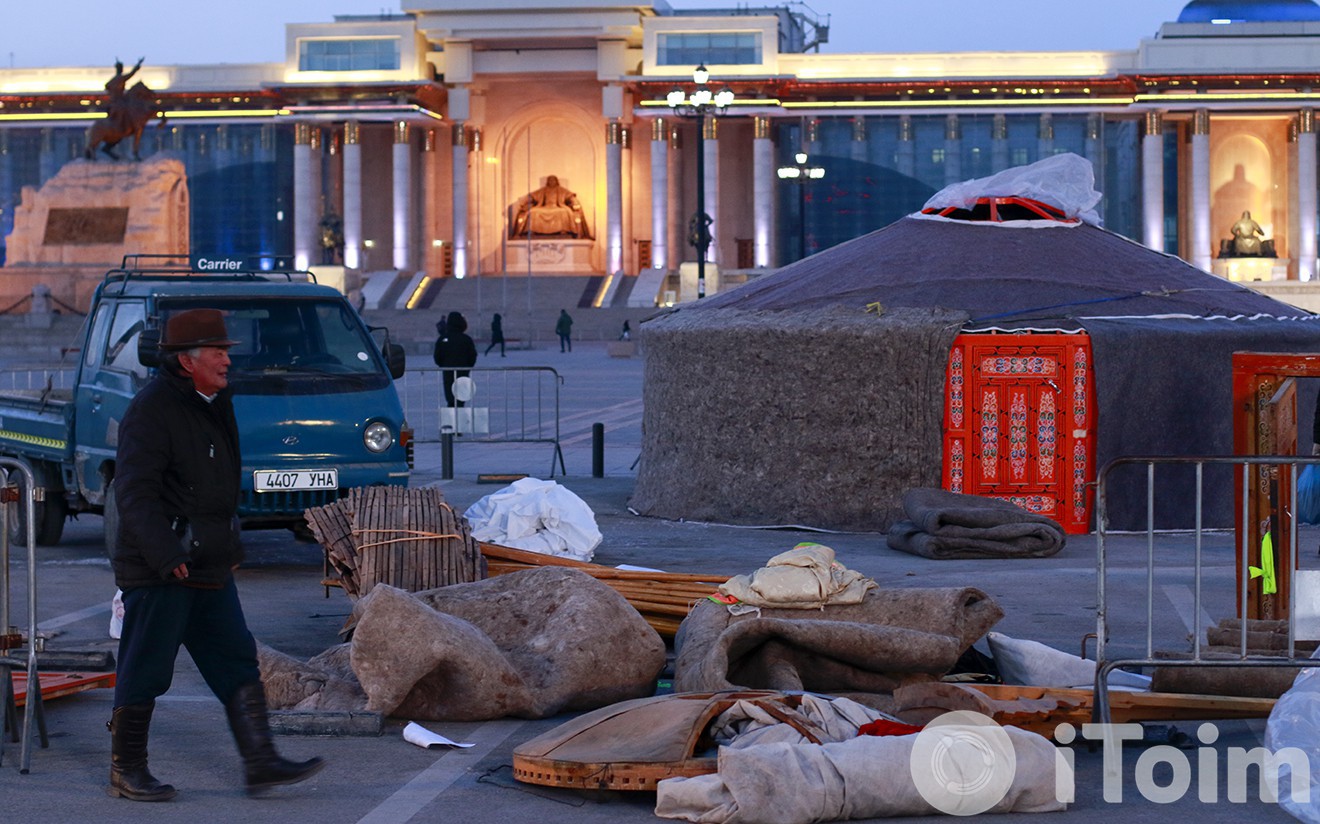 Иргэд өлсгөлөнгөө зогсоож, Сүхбаатарын талбайд барьсан гэрүүдээ хураалаа