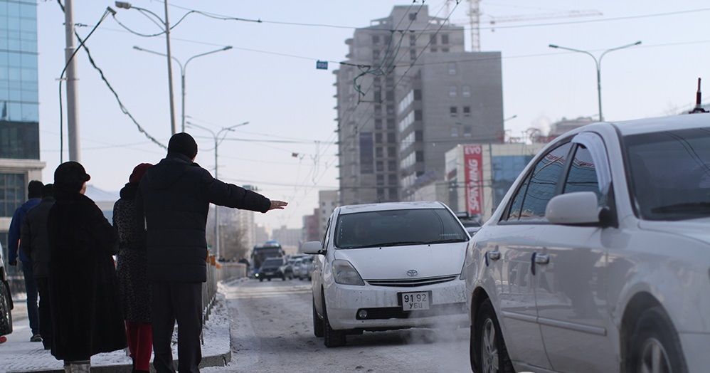 Иргэдийн халаас руу гар дүрж,  торгох нь буруу гэв