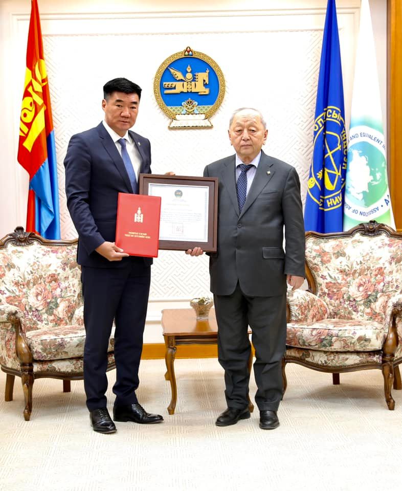 С.Бямбацогт гишүүн Монгол Улсын Үндсэн хуулийн цэцийн “Өргөмжлөх бичиг”-ээр шагнагдлаа