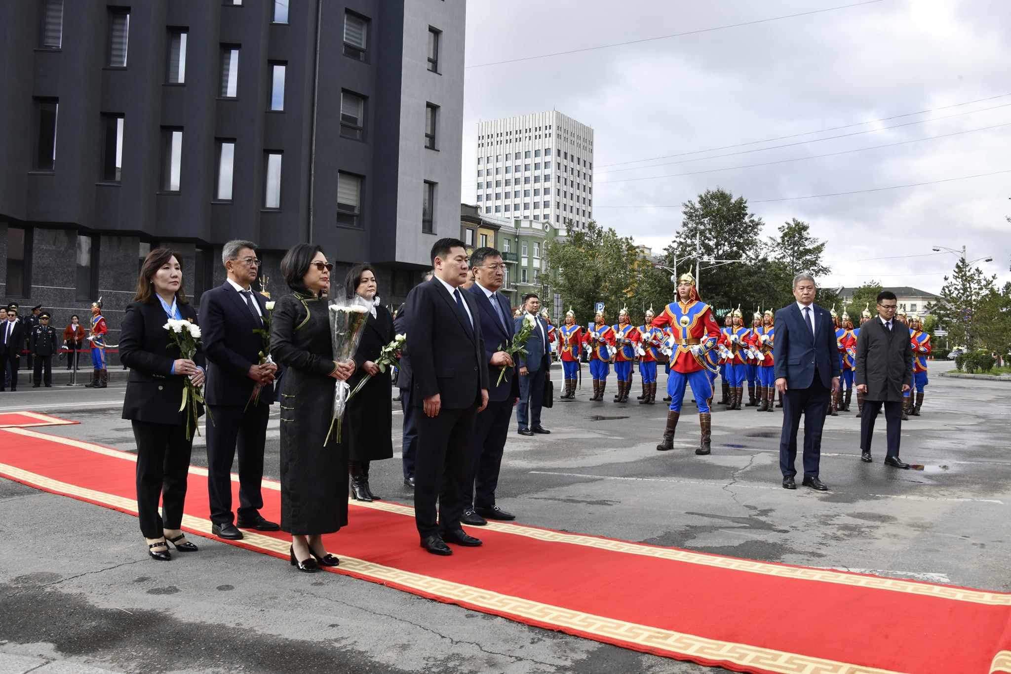 Улс төрийн хилс хэрэгт хэлмэгдэгсдийн дурсгалыг хүндэтгэн цэцэг өргөв