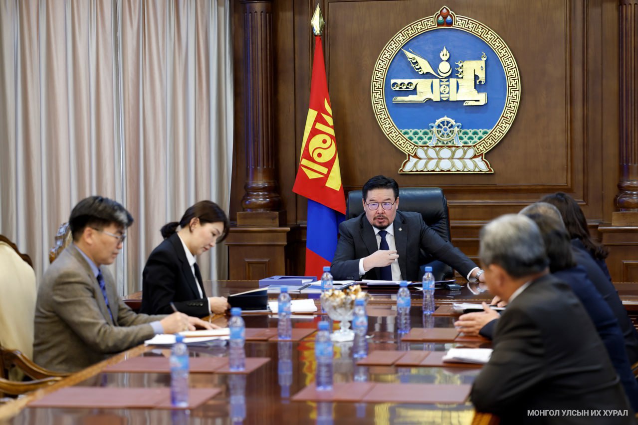 “Монгол Улсын шүүх эрх мэдлийн хөгжлийн бодлого”-ын төслийн саналыг УИХ-ын даргад уламжлав